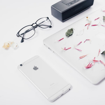 silver iPhone 6 on top of desk silver iPhone 6 on top of desk