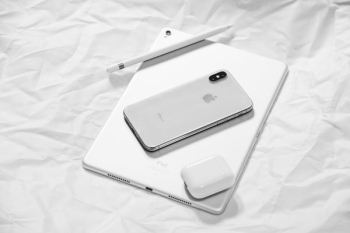 silver iPhone X with silver iPad silver iPhone X with silver iPad