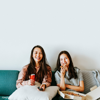 Sisters eating pizza together during coronavirus quarantine | Free  photo - 2304498