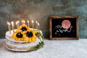 Slate mockup with birthday cake Free Psd