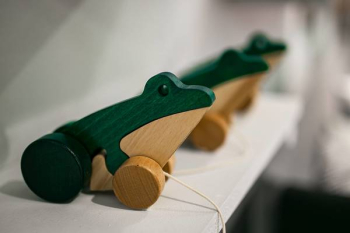 Small wooden frogs with strings Small wooden frogs with strings