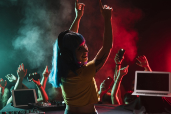 Smiley female dj mixing in the club Free Photo