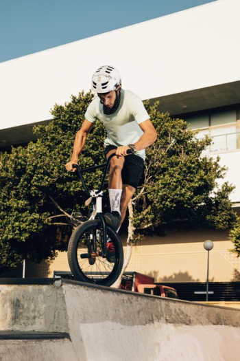 Sportsman training in skatepark Free Photo