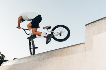 Sporty man extreme jumping with bicycle Free Photo