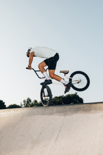 Sporty man jumping high with bicycle Free Photo