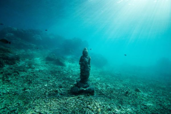 statue under ocean water statue under ocean water