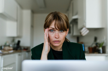 Stressed out woman working at home during coronavirus pandemic  | Free  photo - 2308852