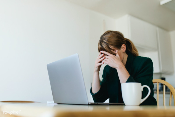 Stressed out woman working at home during coronavirus pandemic  | Free  photo - 2308878
