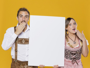 Surprised bavarian man and woman with mock-up Free Photo