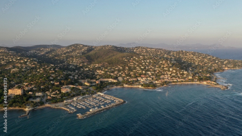 survol de la côte d'Azur dans le Var entre Sainte-Maxime et Fréjus	au couché du soleil
