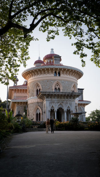 The best time to visit Palacio de Monserrate is almost in the end of the day. It closes at 20:00 (local time), and this pic was taken from 19:00. No people, no crowd.