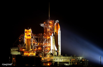 The space shuttle Discovery is seen shortly a.. | Free public domain photo - 440712