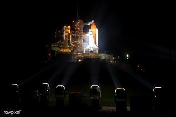 The space shuttle Discovery is seen shortly a.. | Free public domain photo - 440718