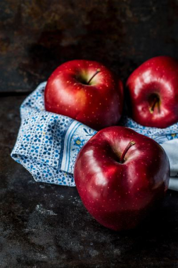three red apples three red apples
