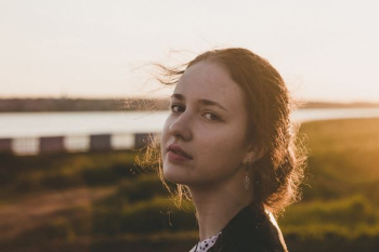 tilt-shift lens portrait photography of woman