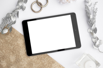 Top view mock-up tablet with wedding rings Free Photo