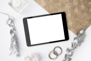 Top view mock-up tablet with wedding rings Free Photo