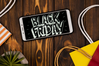 Top view of phone with black friday message Free Photo