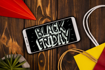 Top view of phone with black friday message Free Photo