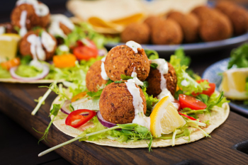 Tortilla wrap with falafel and fresh salad. vegan tacos. vegetarian healthy food. Free Photo