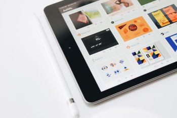 turned-on black iPad and white Apple Pencil turned-on black iPad and white Apple Pencil