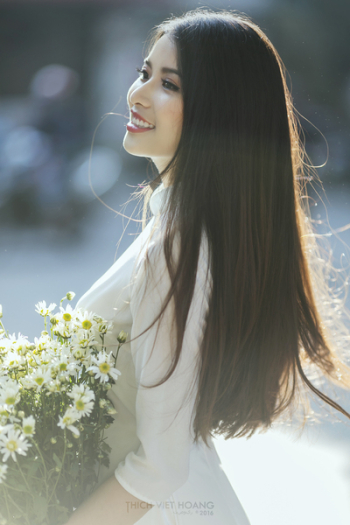 Vietnamese girl in Ao Dai holding Chrysanthemum White Breeze