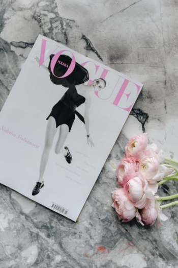 Vogue Poland 2 2018 & Lovely Buttercup Flowers Vogue Poland 2 2018 & Lovely Buttercup Flowers