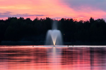 water fountain during sunset water fountain during sunset