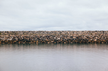 water rock wall during daytime water rock wall during daytime
