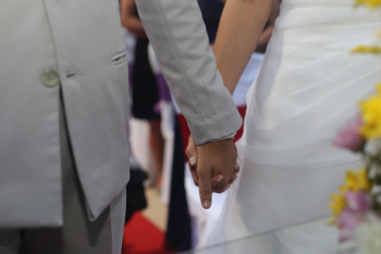 Wedding Couple Holding Hands Wedding Couple Holding Hands