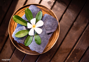 Welcome towels decorated with plumeria flower.. | Free stock photo - 429289 Welcome towels decorated with plumeria flower.. | Free stock photo - 429289