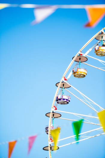 white and yellow Ferris wheel under blue skies photo white and yellow Ferris wheel under blue skies photo