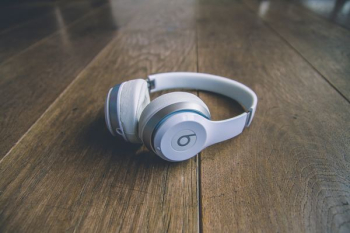 white Beats by Dr. Dre wireless headphones white Beats by Dr. Dre wireless headphones