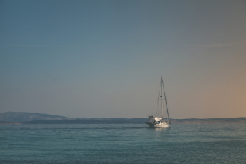 White Sailboat on Body of Water Under White Sky White Sailboat on Body of Water Under White Sky