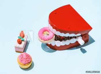Wind up chattering teeth toy