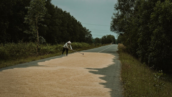 Woman basic worker working under the sun | Free Photo - rawpixel