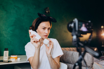 Woman beauty vlogger filming vlog about creams Free Photo Woman beauty vlogger filming vlog about creams Free Photo