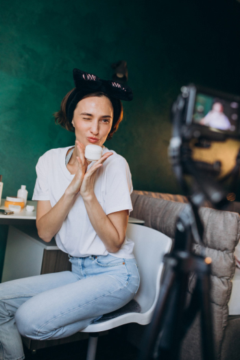 Woman beauty vlogger filming vlog about creams Free Photo Woman beauty vlogger filming vlog about creams Free Photo