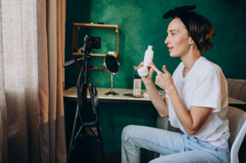 Woman beauty vlogger filming vlog about creams Free Photo Woman beauty vlogger filming vlog about creams Free Photo