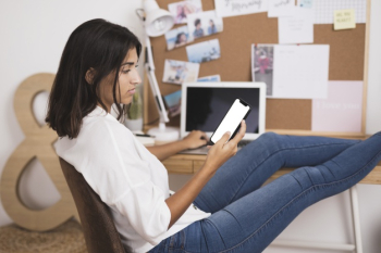 Woman checking her phone mock up Free Photo