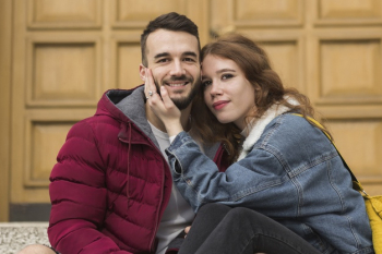 Woman embracing boyfriend medium shot Free Photo Woman embracing boyfriend medium shot Free Photo