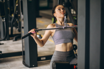 Woman exercising at the gym by herself Free Photo Woman exercising at the gym by herself Free Photo