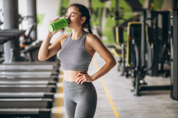 Woman exercising at the gym by herself Free Photo Woman exercising at the gym by herself Free Photo