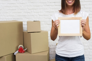 Woman holding a photo frame mock-up Free Photo