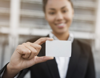 Woman holding business card mock-up Free Photo