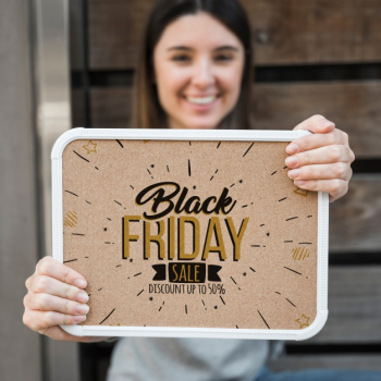Woman holding frame mockup with black friday concept Free Psd Woman holding frame mockup with black friday concept Free Psd