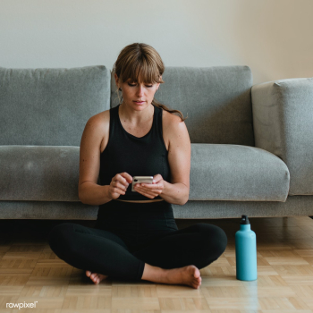 Woman in sportswear using her mobile phone during the coronavirus quar.. | Free  photo - 2328546