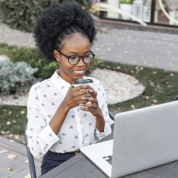 Woman outdoor working on laptop Free Photo