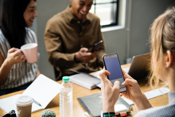 Woman playing in her phone in a meeting | Free stock photo - 413966 Woman playing in her phone in a meeting | Free stock photo - 413966
