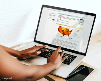 Woman reading coronavirus updates from a laptop mockup with editorial .. | Free  photo - 2312221